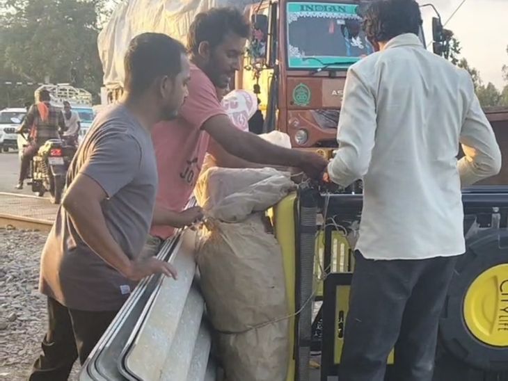Battery rickshaw overturned on bad road in Rudauli | रुदौली में खराब ...