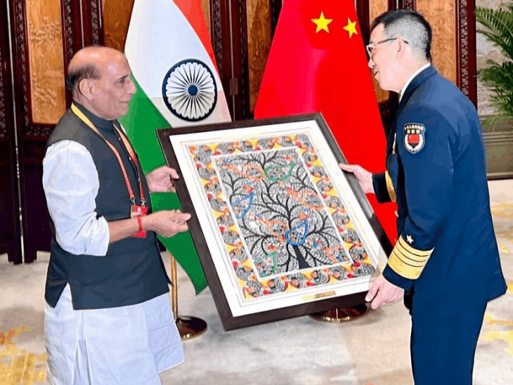 India Offers 4-Point Plan to Ease Border Tension with China | SCO 2025 | राजनाथ सिंह ने चीनी रक्षामंत्री को मधुबनी पेंटिंग गिफ्ट की: वन टु वन मीटिंग में कहा- सैनिकों की वापसी से जुड़े समझौते का पालन हो