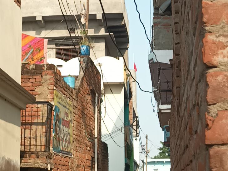 Open transformer in Usiya village of Dildarnagar, dilapidated wires around