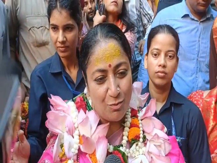 दिल्ली की CM ने किए बांके बिहारी के दर्शन:शादी की वर्षगांठ पर की पूजा, गोवर्धन में की थी पैदल परिक्रमा- INA NEWS