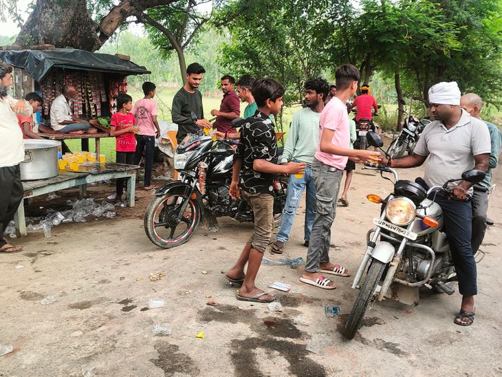 Sharbat distribution at Ramzani turn on Muharram