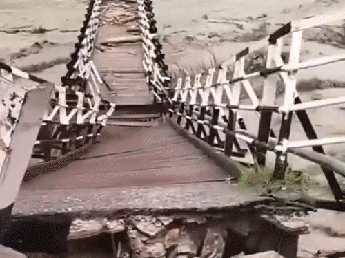 हिमाचल के मंडी में बादल फटा PHOTOS:पुल टूटा, घर-गाड़ियां पानी में बही; टनल के ऊपर गिरा पहाड़ा का मलबा, मनाली-मंडी हाईवे बंद- INA NEWS