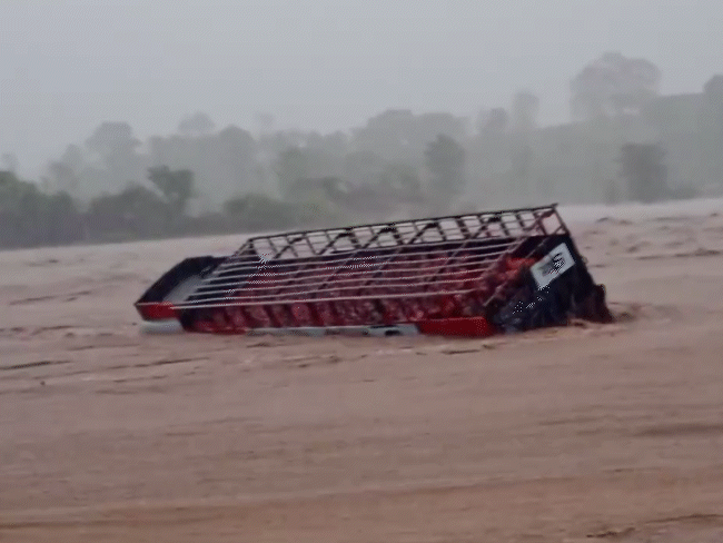 A truck loaded with gas cylinders drowned in the river
