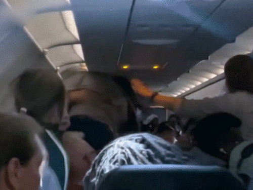 US Flight Fight Video; Indian Origin Passenger | Ishaan Sharma Keanu Evans | भारतीय-अमेरिकी पैसेंजर ने फ्लाइट में यात्री का गला दबाया: आरोपी का दावा- मेडिटेशन कर रहा था; पीड़ित की शिकायत पर गिरफ्तार