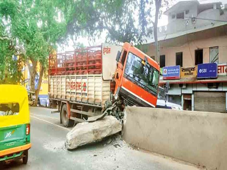 While saving a cow, a truck loaded with cylinders collided with a divider