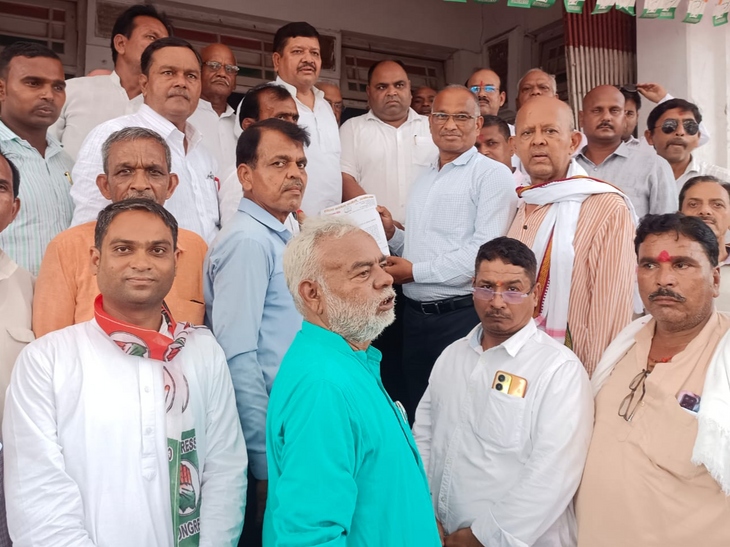 Ayodhya Congress protests against the merger of schools