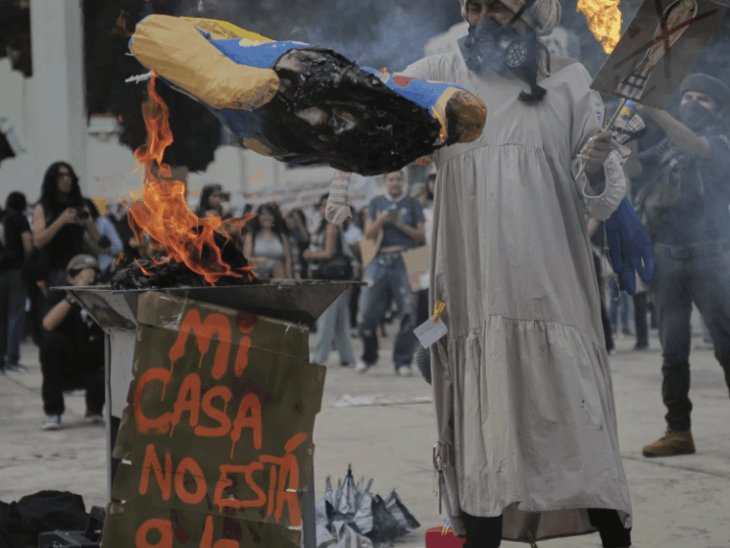 Violent protests against rising tourism in Mexico; PHOTOS | मेक्सिको में बढ़ते टूरिज्म के खिलाफ हिंसक प्रदर्शन; PHOTOS: प्रदर्शनकारियों ने तोड़फोड़ और आगजनी की, टूरिस्ट हमारे घर चुराना बंद करो जैसे नारे लगाए