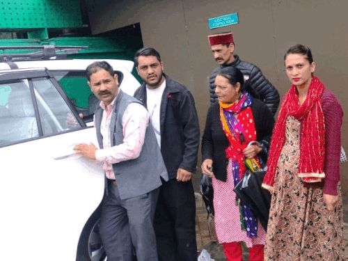 मंडी में फंसे 63 टूरिस्टों को निकाला:पंजाब, हरियाणा, दिल्ली और तमिलनाडु के लोग, पुलिस बल सहित घर भेजा- INA NEWS