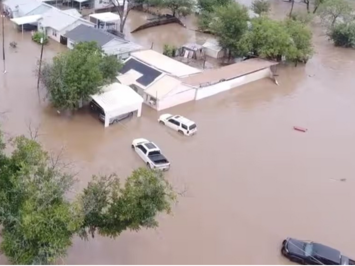 US Texas Flood Rescue Operations LIVE Guadalupe River Photos 2025 | अमेरिका के टेक्सास में बाढ़ से 32 की मौत: 27 लड़कियां लापता, अभी भी बाढ़ का खतरा बरकरार; हेलिकॉप्टर-ड्रोन्स से तलाश जारी