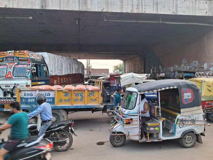 There is a traffic jam for hours at Parkham intersection of Farah town