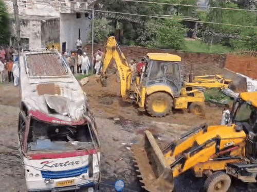 Hoshiarpur Dasuya accident update | Hoshiarpur Overspeed bus lost control and overturned plenty deaths | Punjab | पंजाब में सवारियों से भरी बस पलटी, 7 की मौत: 17 से ज्यादा गंभीर रूप से घायल; कार की टक्कर से बेकाबू हुई – Hoshiarpur News