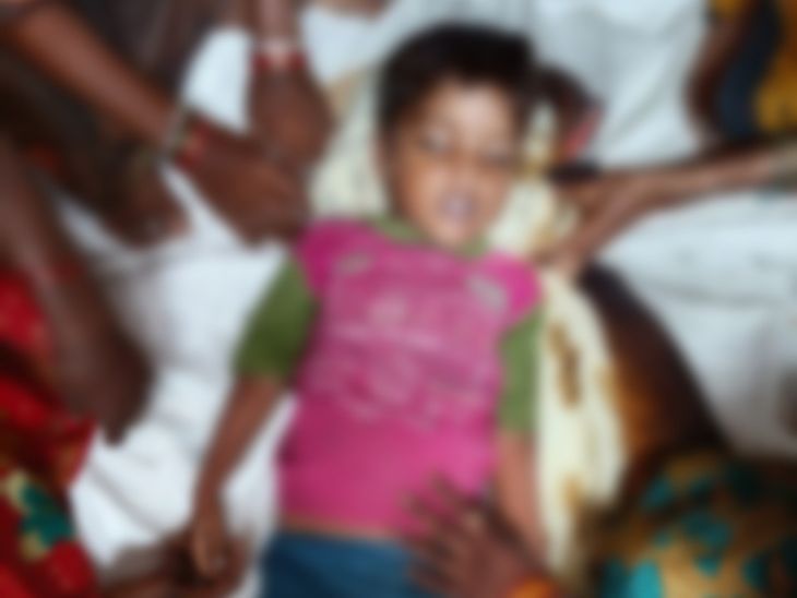 Child dies after coming in contact with high tension line | हाइटेंशन ...