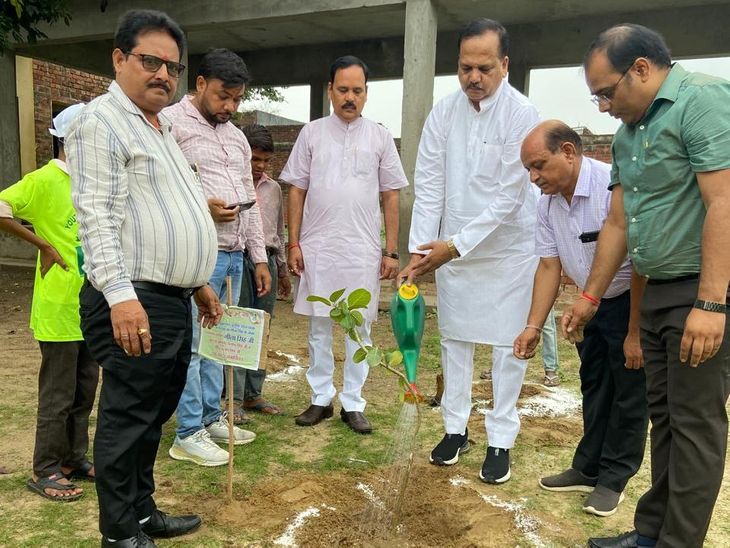 MLA's initiative in tree plantation campaign | वृक्षारोपण अभियान में ...