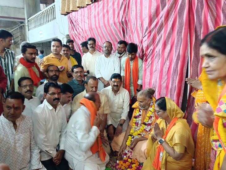 4 thousand devotees visited the Naulakha temple | नौलखा मंदिर में 4