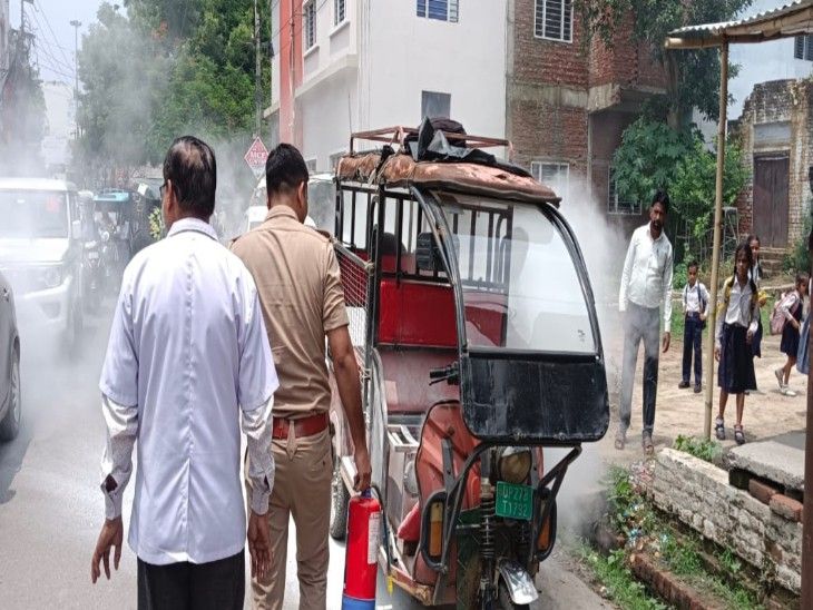 E-rickshaw full of school children catches fire