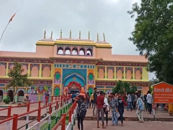 On the first day of Sawan, devotees gathered at Devkali temple