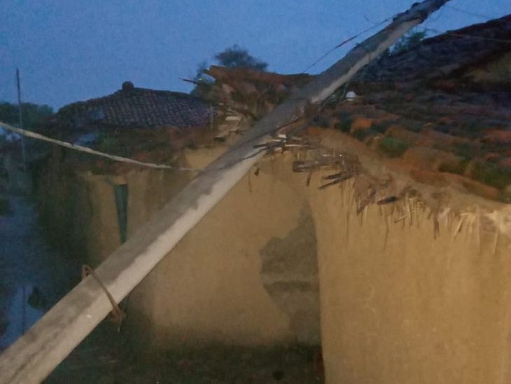 An electric pole and wire fell on a kutcha house | कच्चे मकान पर गिरा ...
