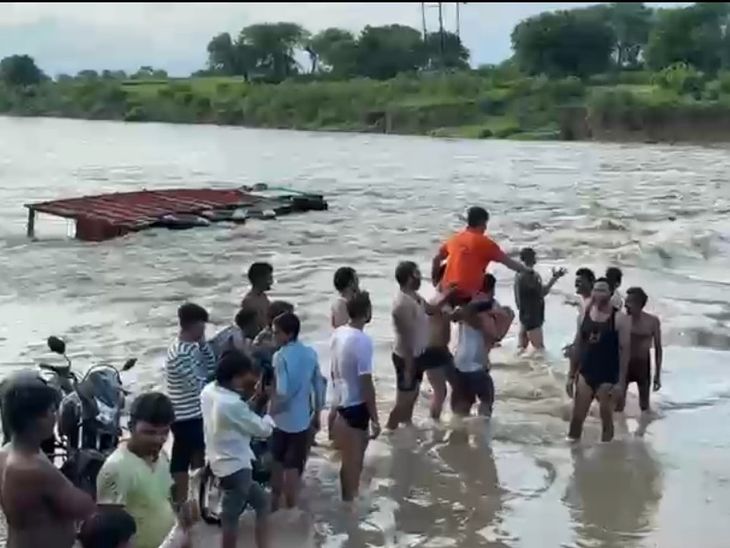 A truck loaded with soybeans flows into the Jamni river
