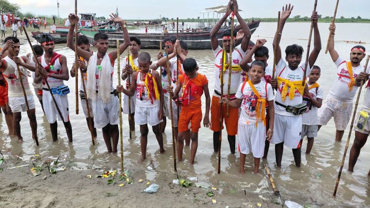 Hundreds of devotees collected water from Agwani Ganga Ghat, the city ...