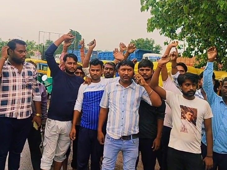 Protest by tempo drivers in Raebareli | रायबरेली में टेंपो चालकों का ...
