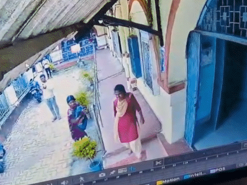 A student troubled by sexual harassment committed suicide by setting himself on fire | सेक्‍शुअल हैरेसमेंट से परेशान स्‍टूडेंट ने आग लगाकर जान दी: कॉलेज-पुलिस सब जगह शिकायत की थी; कोई ब्‍लैकमेल करे तो क्‍या करें