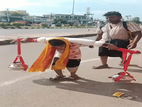 मेरठ मे कावड़ियो की इमोशनल स्टोरी:8 साल के अंश ने उठाई कावड़, राजस्थान के दो बेटों ने अपनी 8 मां और बीवियों के साथ की कावड़ यात्रा- INA NEWS