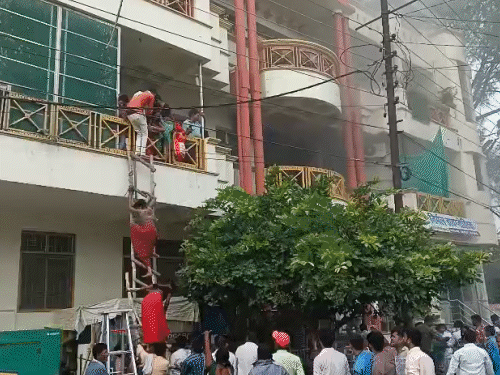 Fire broke out in Hardoi’s Children’s Hospital | हरदोई के बच्चा अस्पताल में लगी आग: बच्चों को गठरी की तरह बांधकर सीढ़ी से नीचे उतारा, आधे घंटे बाद पहुंची फायर ब्रिगेड – Hardoi News