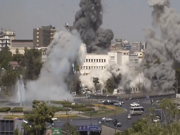 Israel Air Strike Video; Syria Military Headquarter Drone Attack | Damascus | सीरिया में डिफेंस हेडक्वार्टर पर इजराइल की एयरस्ट्राइक: लाइव टीवी शो में बमबारी दिखी, शिया-सुन्नी की लड़ाई में अब तक 250 की मौत