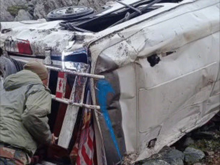 Jammu Kashmir Traveler Accident Update; Passengers | Baramulla News | लद्दाख में मिनी बस खाई में गिरी, 2 की मौत: 8 गंभीर रूप से घायल; 17 यात्री सवार थे, ड्राइवर के कंट्रोल खोने से हादसा हुआ