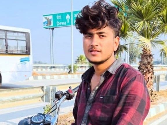 A young man died in a road accident in Lucknow Chinhat