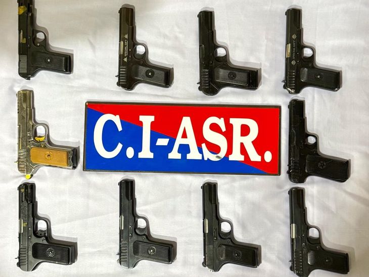 Amritsar Busts Pakistan Weapons Smuggling Network | 10 Pistols Seized