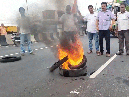 Odisha Congress Protest Update; Balasore Student Death | Sexual Harassment | ओडिशा स्टूडेंट डेथ केस- कांग्रेस सहित 8 पार्टियों का प्रदर्शन: ट्रेन रोकी; बसों का चक्काजाम, यात्री पैदल जा रहे; हाईवे पर टायर जलाए, दुकानें बंद