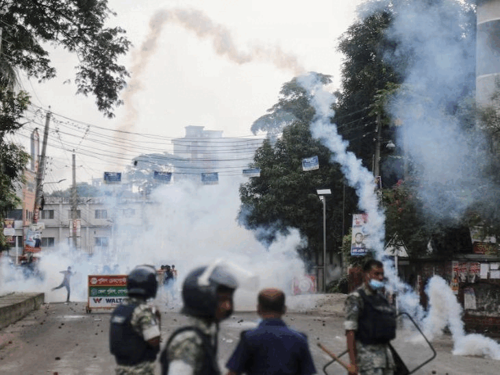 Violence in Bangladesh, 4 killed in firing | बांग्लादेश में हिंसा, फायरिंग में 4 की मौत: 9 घायल; शेख हसीना के गृहनगर में रैली के दौरान प्रदर्शनकारियों और पुलिस में झड़प हुई थी