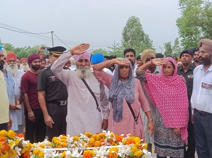 Mansa Army Soldier Military Honors Funeral Heart Attack Death | Update News | मानसा में फौजी का सैन्य सम्मान के साथ अंतिम संस्कार: भाई ने दी मुखाग्नि, असम में हार्ट अटैक से मौत; एक बेटी के पिता – Mansa News