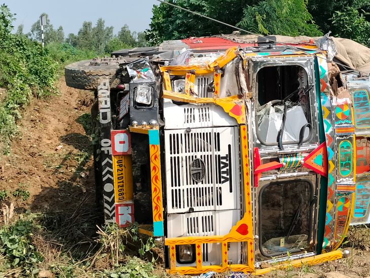 Truck overturned after losing control on Lucknow-Varanasi bypass