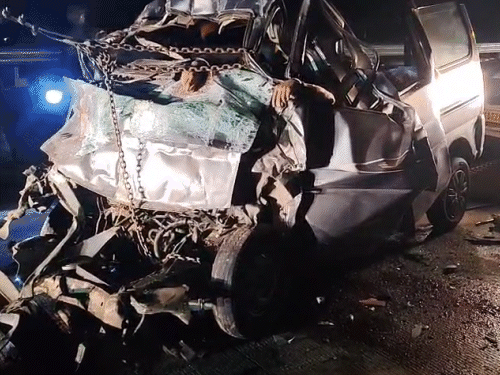 6 died in an accident in Mathura Yamuna expressway Update video | मथुरा में यमुना एक्सप्रेस-वे पर भीषण हादसा, 6 की मौत: टक्कर के बाद कार पलटी; दिल्ली से कानपुर जा रहे थे; 2 गंभीर – Mathura News