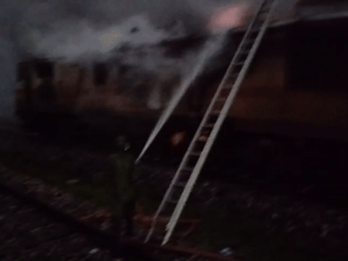 Rajasthan Beawar Garib Rath Express fire accident Sendra Railway Station | राजस्थान में गरीब रथ एक्सप्रेस के इंजन में लगी आग: सभी पैसेंजर्स को बाहर निकाला, अधिकारी बोले- स्पीड कम कर निकालीं दूसरी ट्रेनें – Raipur (Pali) News