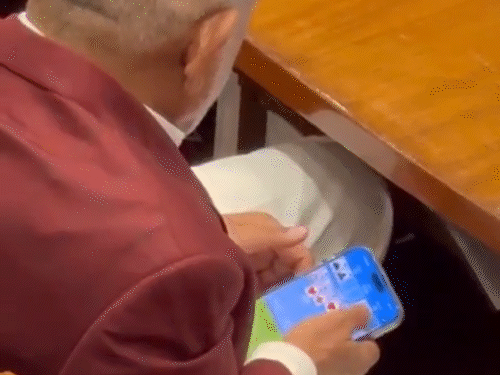 Maharashtra Minister Rummy Video; Manikrao Kokate | Supriya Sule NCP | महाराष्ट्र के कृषि मंत्री विधानसभा में रमी खेलते दिखे: विपक्ष बोला- राज्य में हर दिन 8 किसान कर रहे सुसाइड, कृषि मंत्री गेम खेल रहे