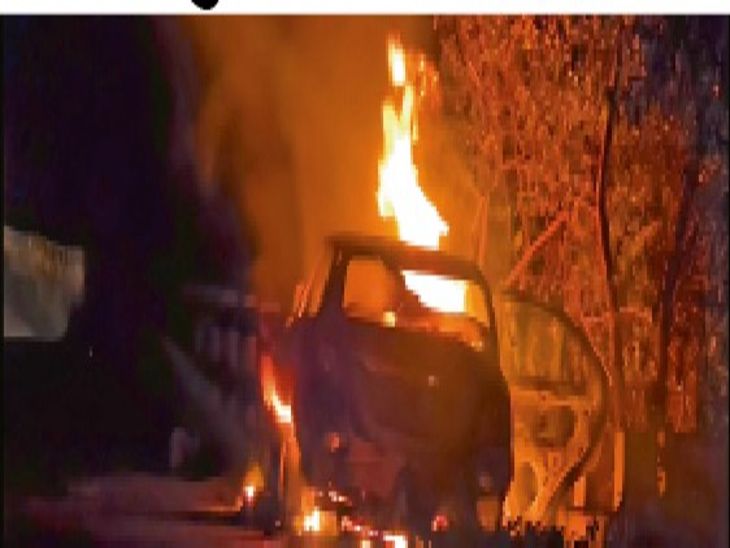 Car caught fire after colliding with a bridge on the highway