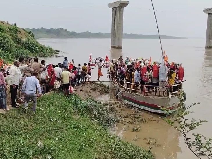 Steamer service started at Pinahat Usath Ghat in Ambah | 40 घंटे फंसे ...