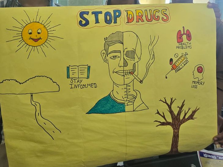 Students gave the message against drug abuse through painting and ...