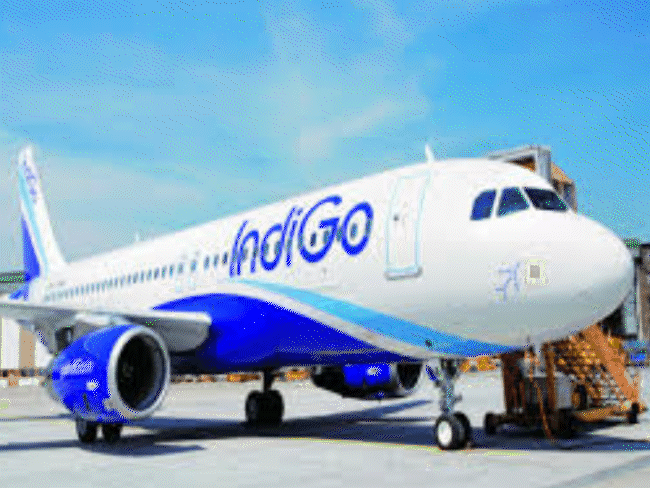 Emergency landing of flight coming from Goa to Indore | गोवा से इंदौर आ रही फ्लाइट की इमरजेंसी लैंडिंग: पहियों के हाइड्रोलिक सिस्टम में खराबी आई; सभी 140 यात्री सुरक्षित – Indore News