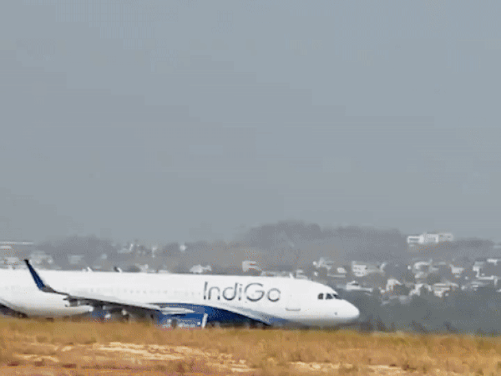Emergency landing of flight coming from Goa to Indore | गोवा से इंदौर आ रही फ्लाइट की इमरजेंसी लैंडिंग: 140 यात्री थे सवार, सभी सुरक्षित; पहियों के हाइड्रोलिक सिस्टम में थी खराबी – Indore News