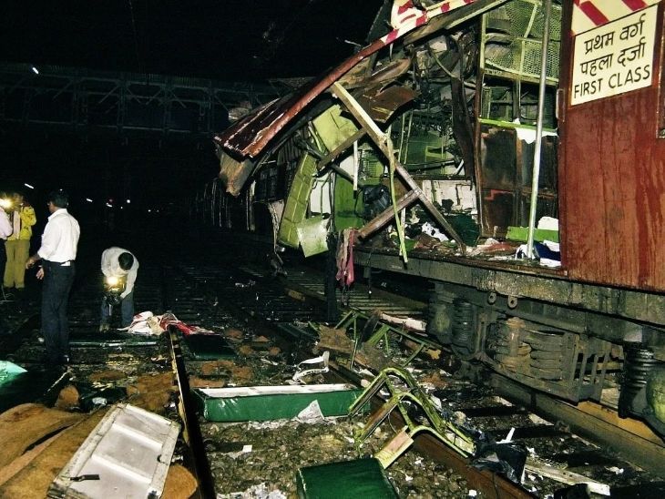 Mumbai 2006 Train Blast Photos; Churchgate | Mahim Junction Bandra | मुंबई लोकल ट्रेन बम ब्लास्ट, PHOTOS: 11 मिनट में 7 धमाके, प्रेशर कुकर में बम रखे थे, 189 की मौत; 19 साल बाद 12 आरोपी बरी