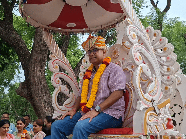 DIG Bhuvan Bhushan Yadav was given a farewell by making him sit in a ...