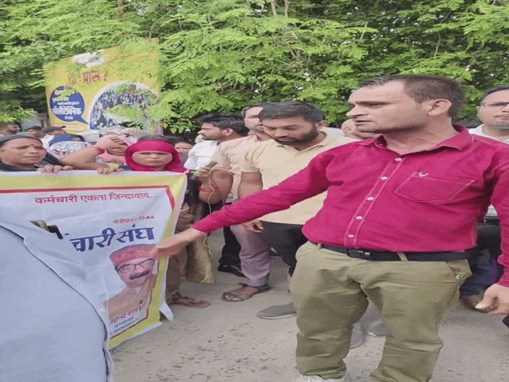 Outsourced employees protested in Rewa