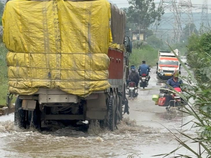 Road turns into pond after rain, drivers face problems