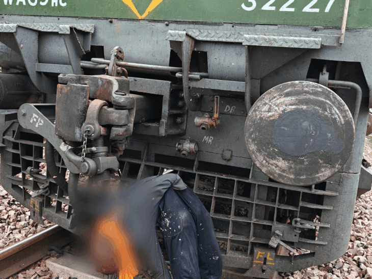 रेवाड़ी-दिल्ली पैसेंजर के इंजन में लाश लटकी मिली:1 घंटे रुकी ट्रेन; 30 साल का युवक, पहचान में जुटी GRP, आत्महत्या की आशंका- INA NEWS