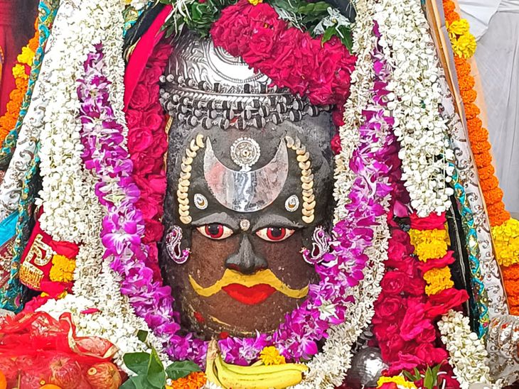 Baba Mahakal's head is decorated in the form of a king by offering ...