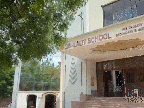 A class 10 student jumped from the fourth floor in Ahmedabad | अहमदाबाद में 10वीं की स्टूडेंट चौथी मंजिल से कूदी: क्लास से बाहर आई तो सहेलियों ने रोका, एक ने हाथ पकड़ा तो हाथ छुड़ाकर छलांग लगा दी